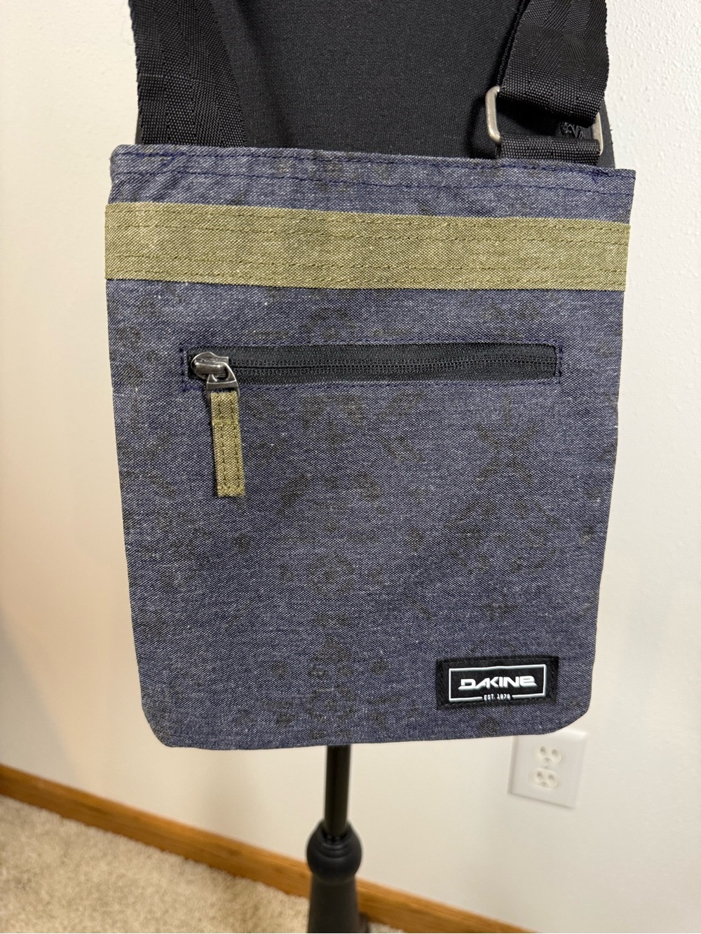 Dakine Jive Crossbody Bag Blue Olive Stripe Zip Pocket Adjustable Travel Purse